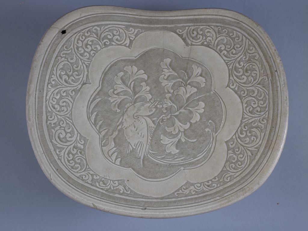 图片[2]-White-glazed flower and bird pattern pillow-China Archive